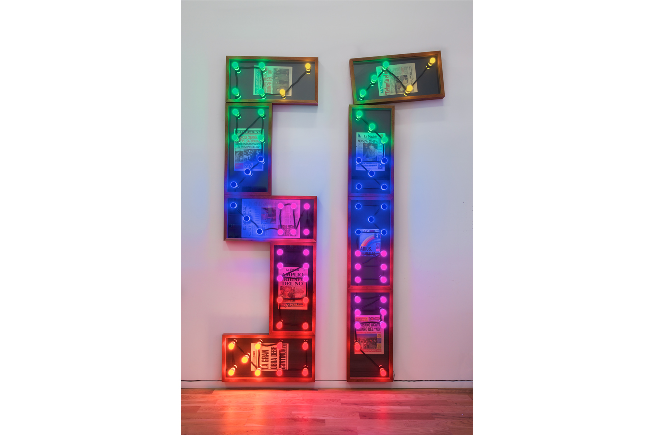 Iván NavarroDominó, 2020Ampolletas LED, madera de cerezo, vidrio, soquetes, cables, diarios y energía eléctrica223.2 x 230.8 cmFoto ©Thelma Garcia