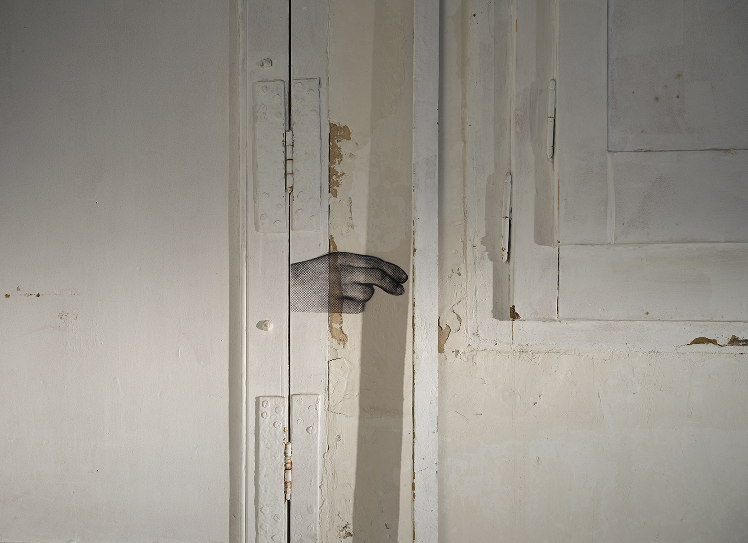 To handle with care (Bare hands #01), 2022. Cutout of Inkjet print on acetate glued to the wall behind the entrance of the exhibition space. Series composed by a number of cutouts of hands that are originally holding different parts of the Opel Olympia in the instruction manual of 1935. 24 x 14,5 cm.