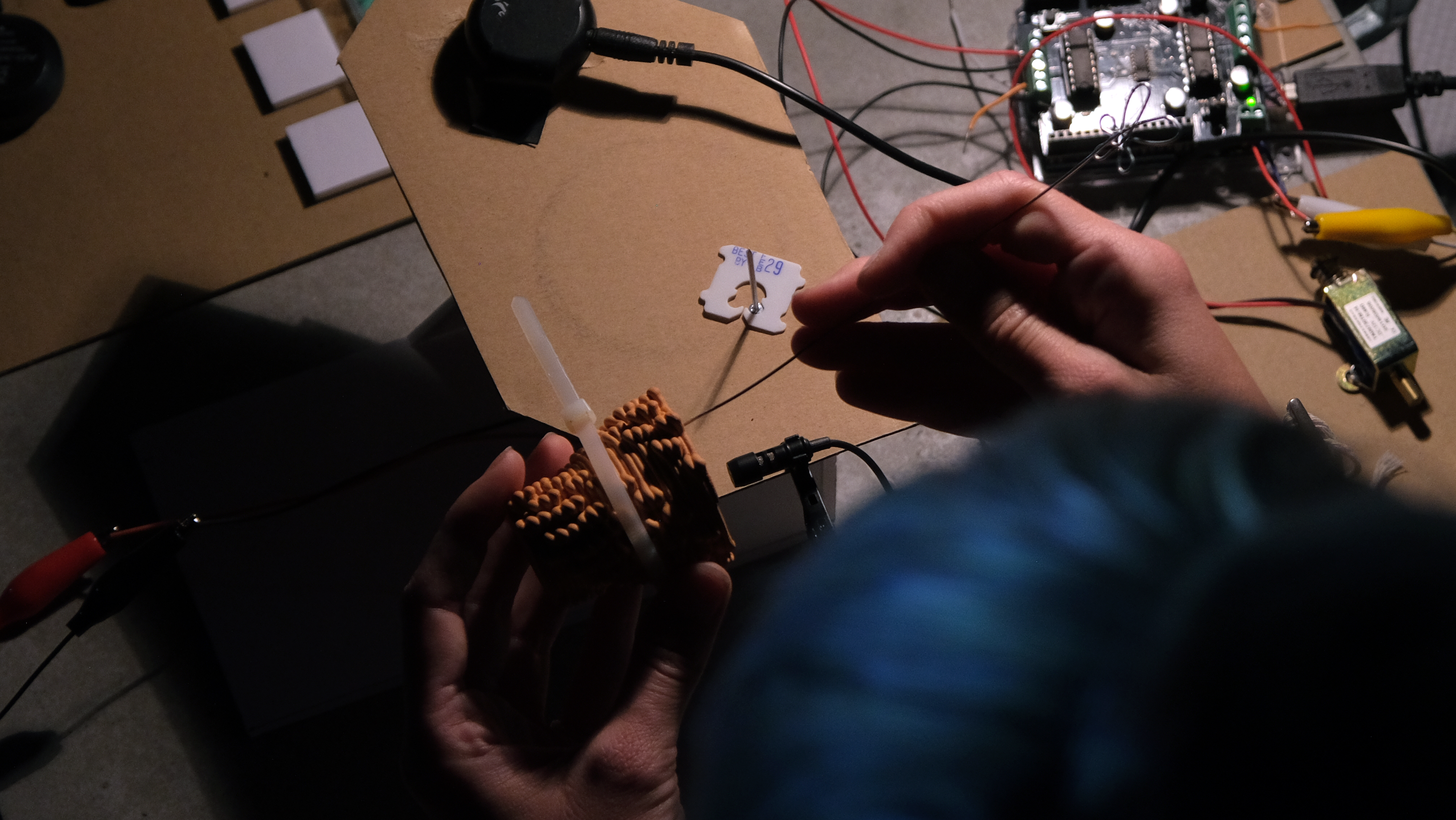 une attache à pain en promenade sur un clou