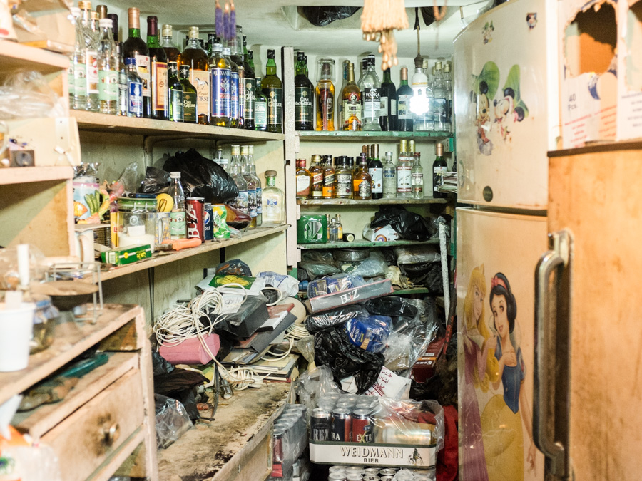 Shatila camp, beirut, lebanon. Les vendeurs d'alcool se font discret dans le camp, beaucoup moins dans le quartier de Sabra tout autour. Le business est florissant : la nuit tomb&eacute;e, les hommes d&eacute;filent pour venir acheter de quoi noyer leur mis&egrave;re. Beaucoup de jeunes se d&eacute;foncent la t&ecirc;te tout les soirs &agrave; la vodka redbull ou au whisky, esp&eacute;rant oublier un quotidien sans espoir. 