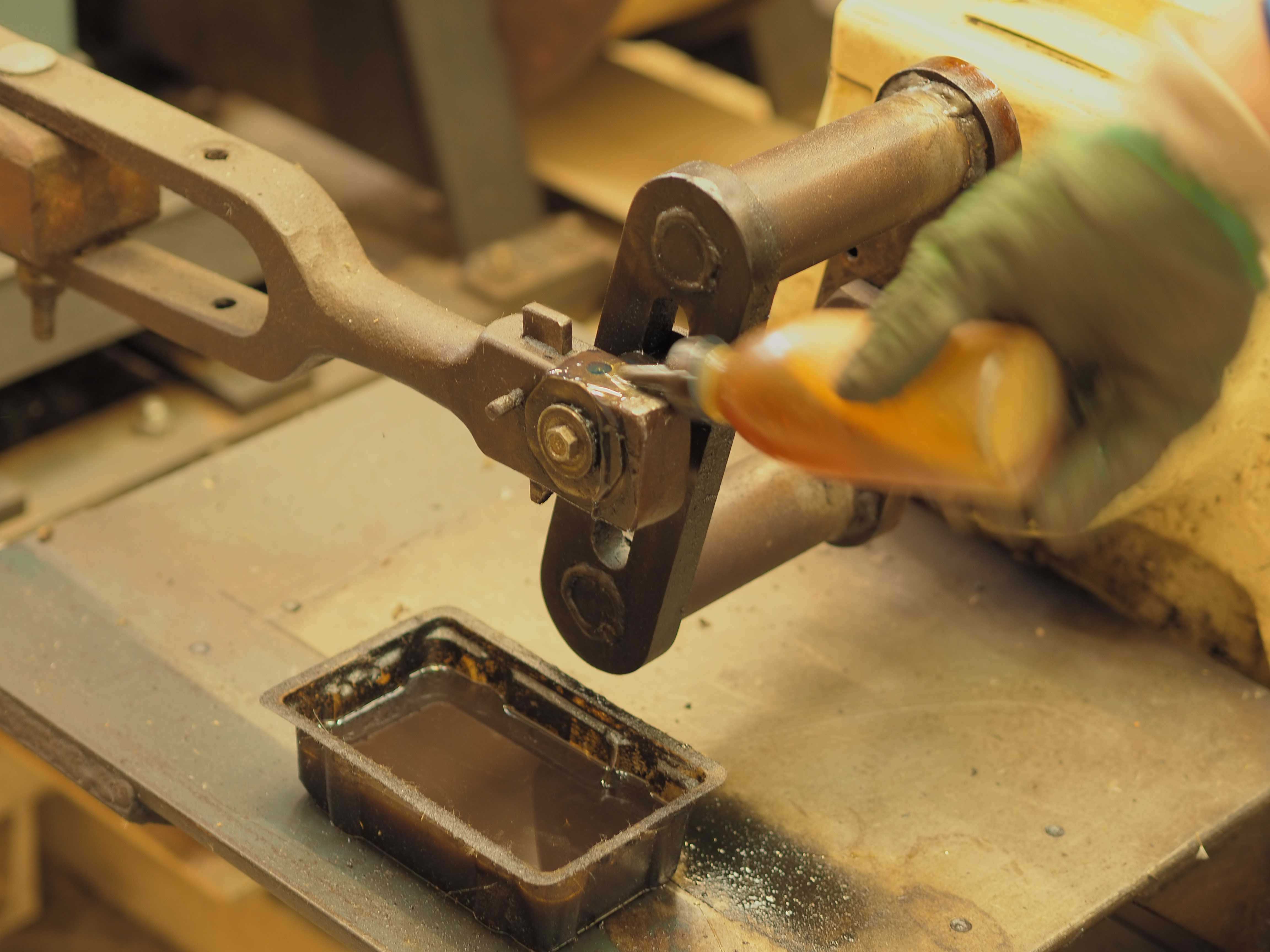 Les différentes rouages de la machine à scier sont régulièrement huilés