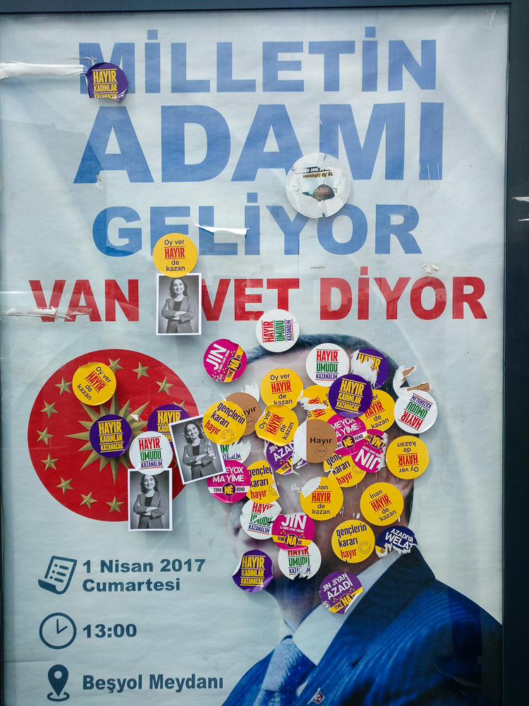 En 2017, le r&eacute;gime de l'AKP soumet &agrave; un r&eacute;f&eacute;rendum - dont les r&eacute;sultats seront marqu&eacute;s par de nombreuses irr&eacute;gularit&eacute;s - le fait de donner les pleins pouvoirs au pr&eacute;sident.