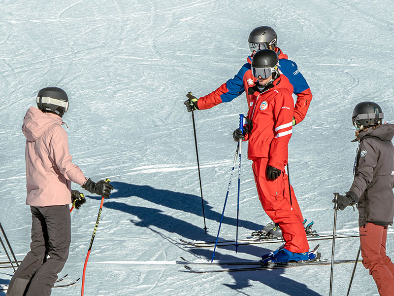 Ein Skilehrer bildet die n&auml;chste Generation Skilehrer aus.