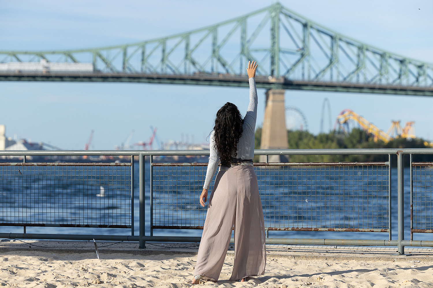 Lindsay Katsitsakatste Delaronde. Sturgeon Woman Rising, Quai de l'Horloge (MOMENTA 2023). Photo : Mike Patten.