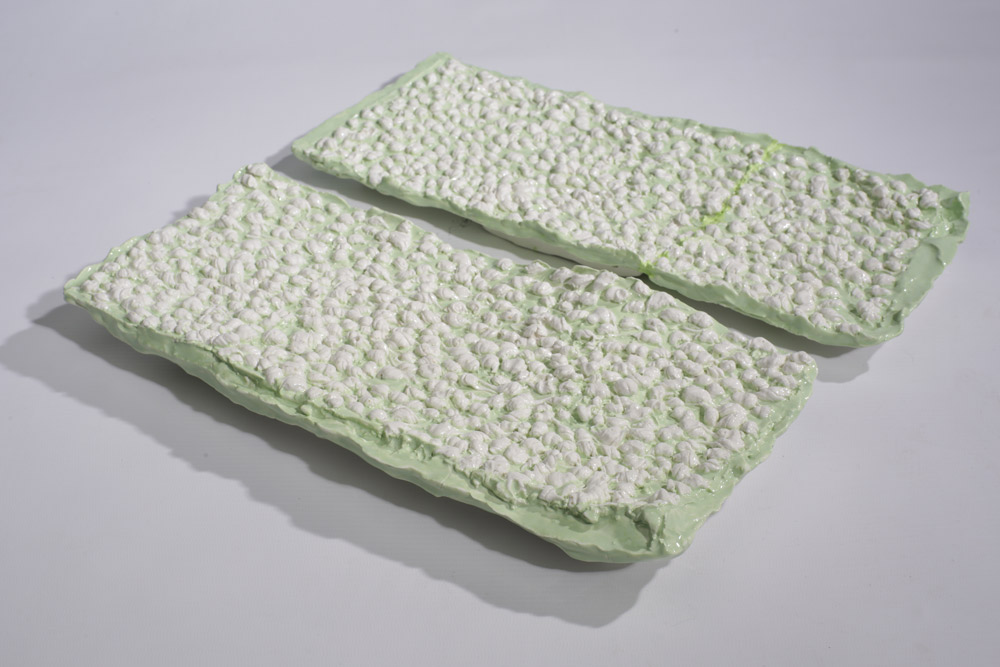 o.T. [Pemphigus spirothecae; Wabi Sabi-Serie], 2020 Zwei Porzellan-Güsse, glasiert 4 x 41 x 17 cm / 5 x 39 x 16 cm