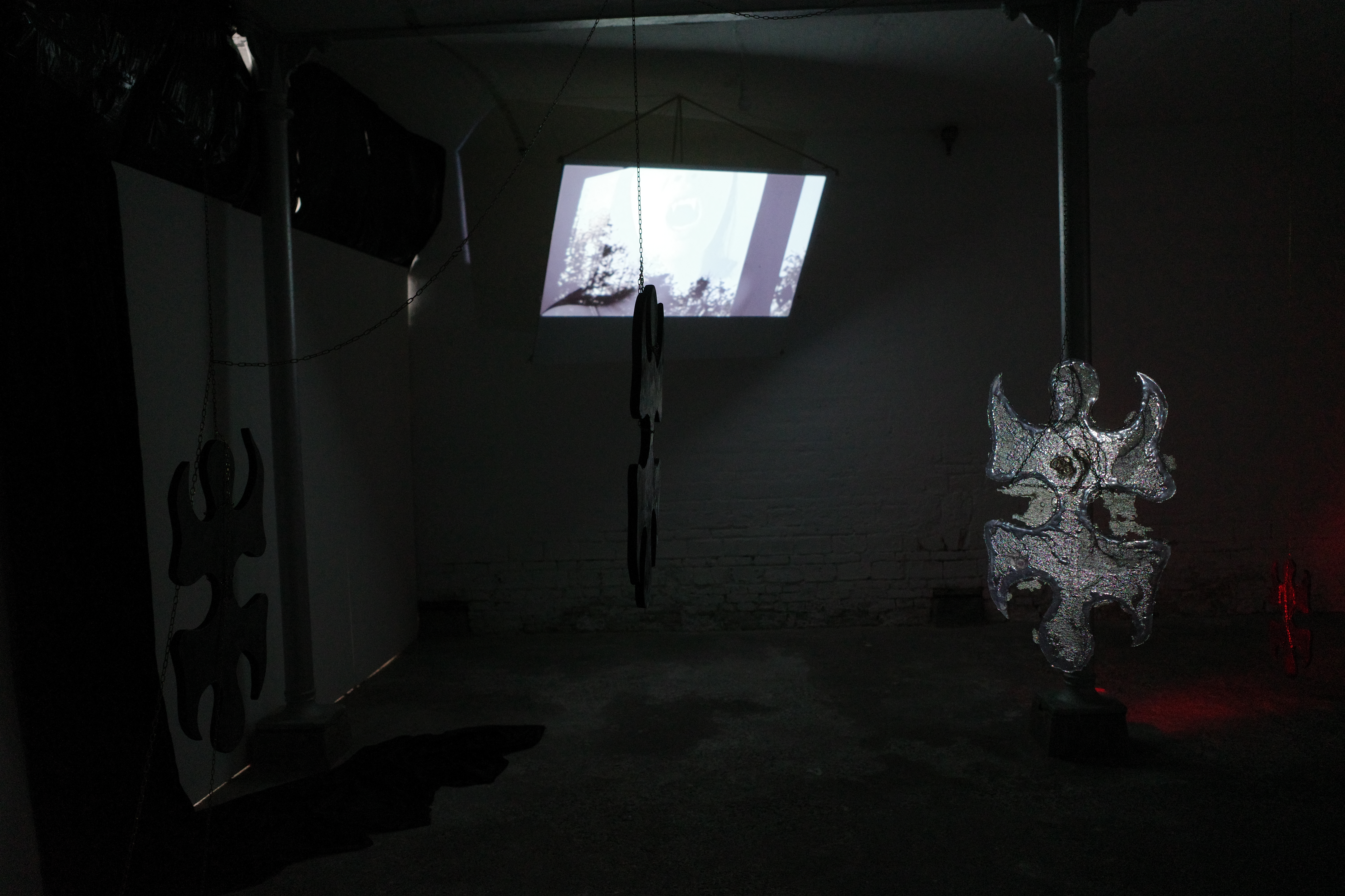 Puzzle. Resin, oxyderet messingkæder, akvarelmaling, kobber, og satin, 2024, Ditte Marie Frost