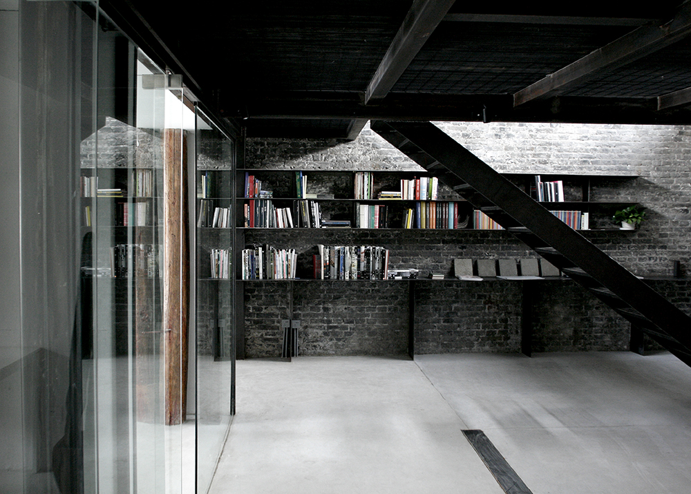detail of the glazed partitions and the library on the west