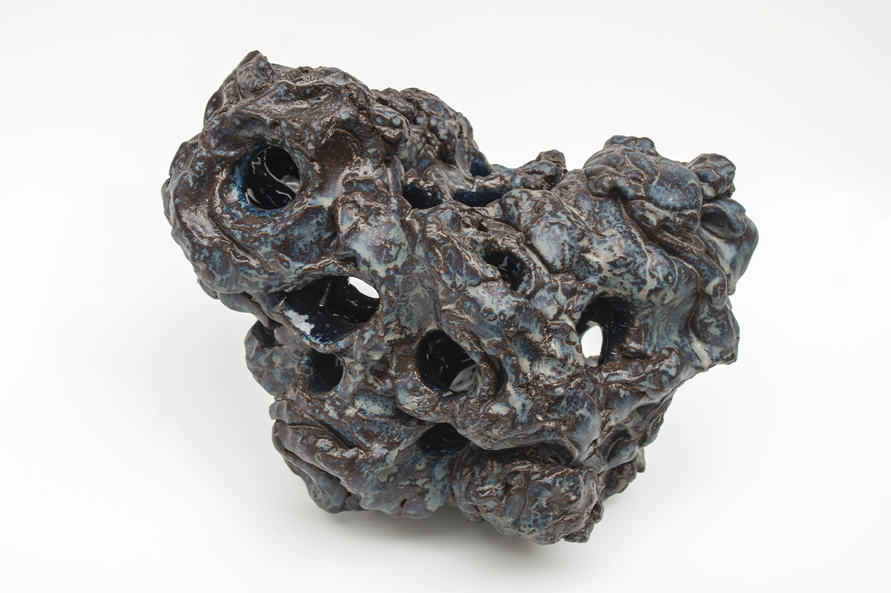 Magdalena AtriaMeteorito #16, 2016Cerámica y esmalte30 x 25 x 40 cm