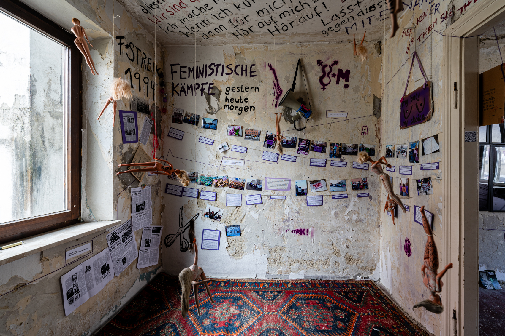 Bild 4 zu Patriarchat Abnippeln: Wand voller Fotografien und Texte von verschiedenen Feministischen Streiks.