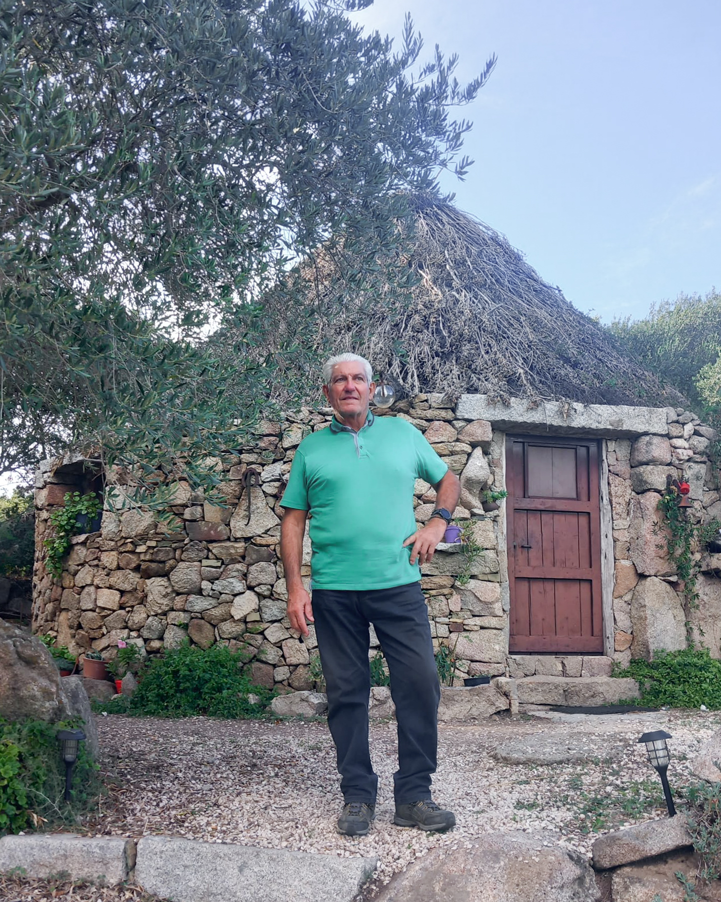 "Il nostro Pinnettu di Sas Murtas sottratto ad un tratto di terreno impervio ma ricco di vegetazione, ideato e costruito di persona per godere il riparo, l’ospitalità, l'utilizzo condiviso con familiari, amici, conoscenti."