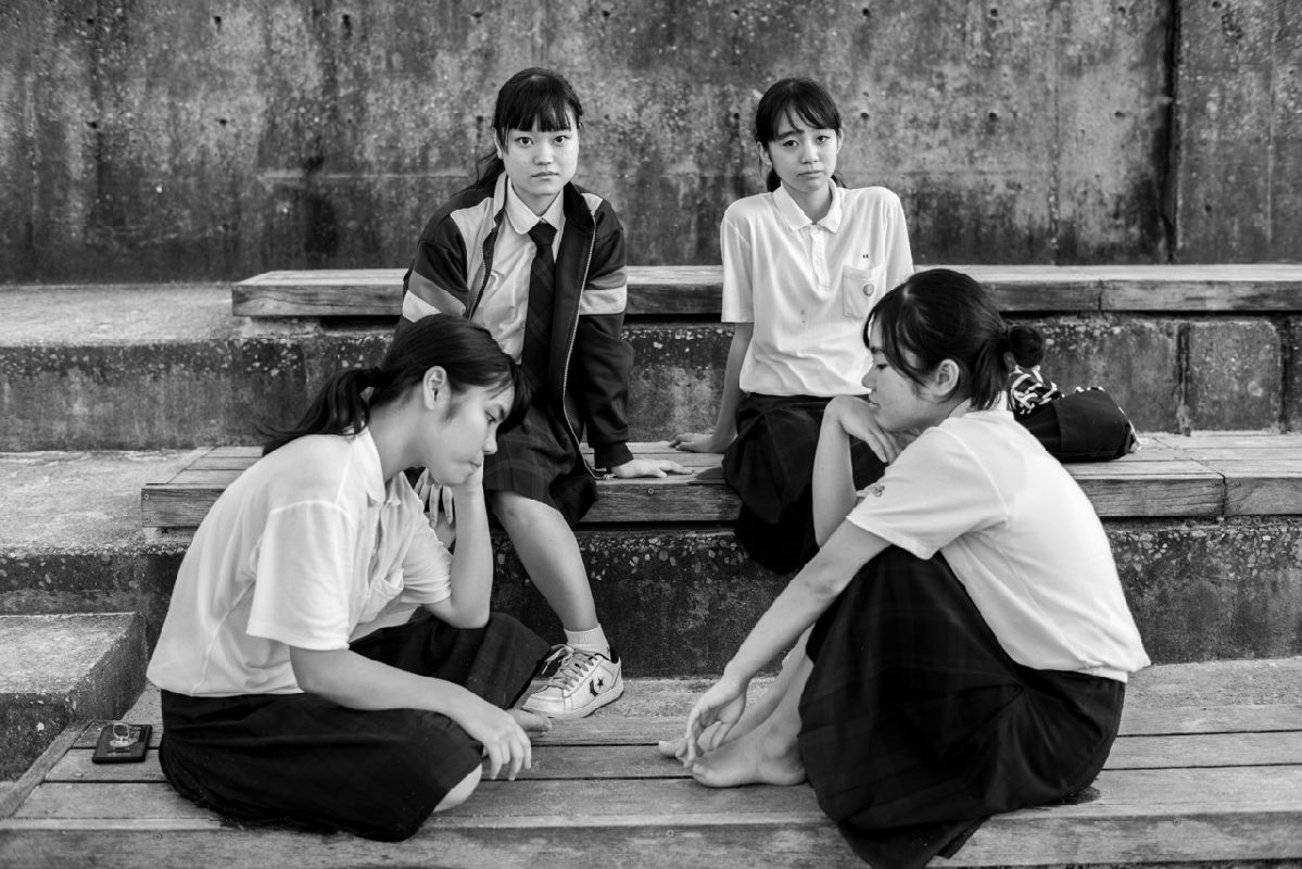 School girls at the beach after class, Naha, Okinawa 2019Chloé Jafé éd. 5 50x60cm