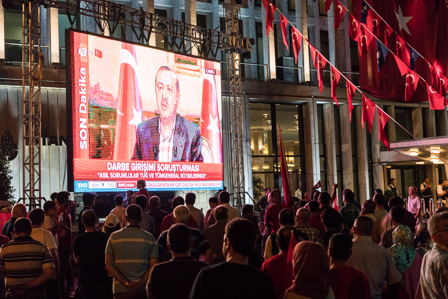 Deux semaines apr&egrave;s le coup d'&eacute;tat avort&eacute; en Turquie, rassemblement de soutien &agrave; Erdogan dans le quartier conservateur de Fatih.