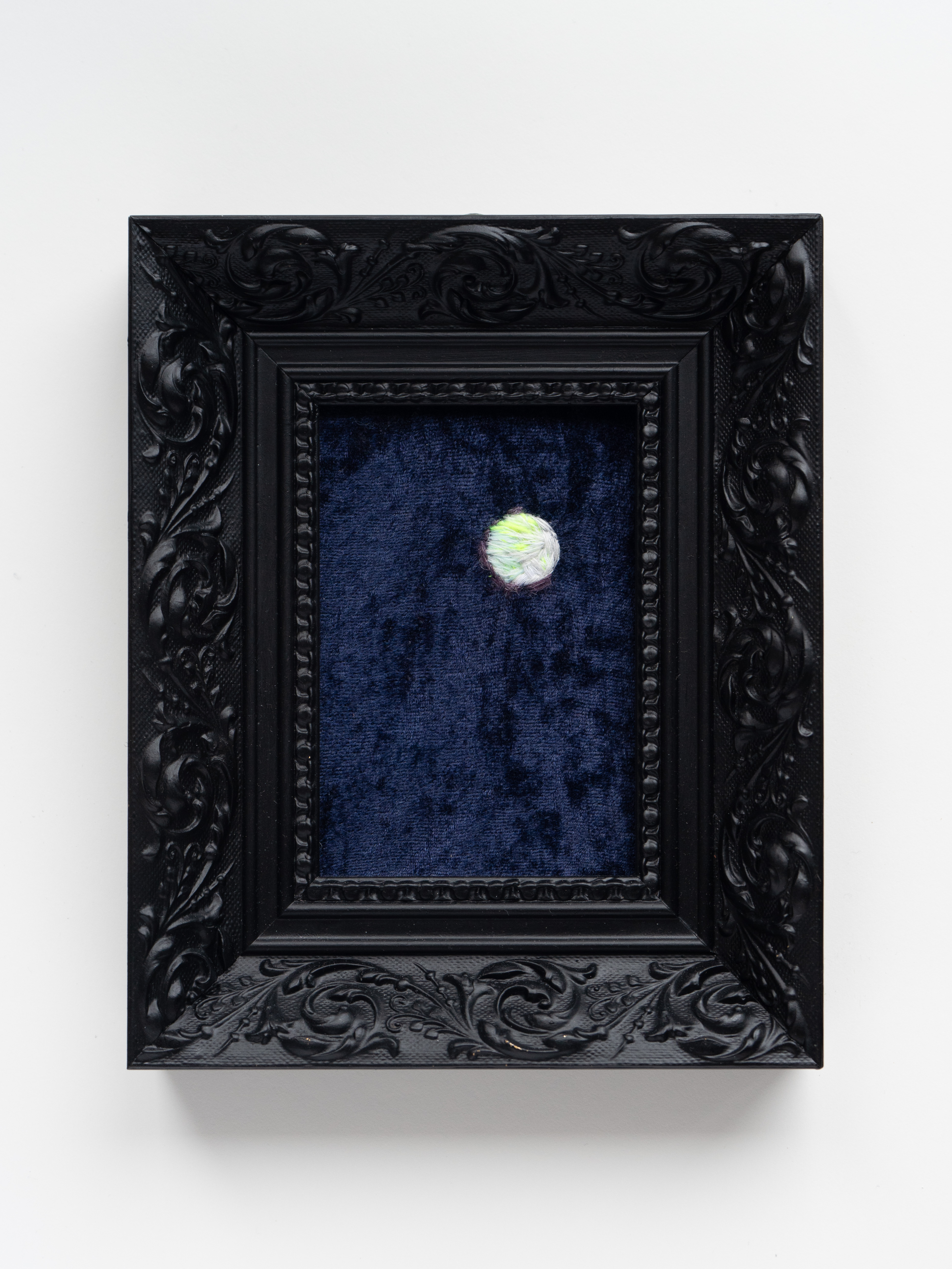Utitled / 23×18 cm / embroidery on blue velvet / renowned frame