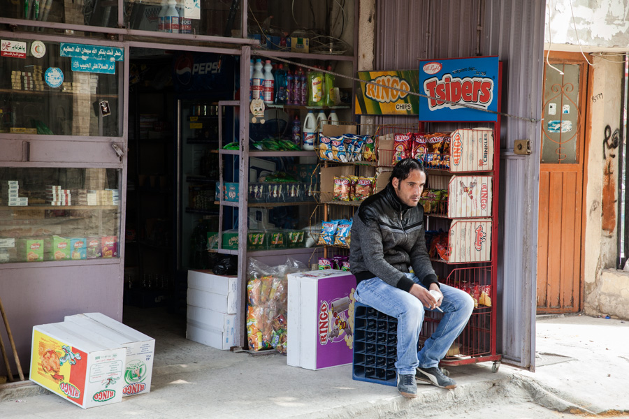 Beddawi camp, Tripoli, Lebanon. Rami passe une partie de la journ&eacute;e l&agrave; &agrave; attendre, les yeux dans le vide, caf&eacute; o&ugrave; portable &agrave; la main. Les petites &eacute;piceries constituent un des principaux business dans les camps. C'est aussi un lieu social o&ugrave; les gens se croisent, comme les caf&eacute;s. Le taux de ch&ocirc;mage est &eacute;lev&eacute;, la plupart des jeunes n'ont rien &agrave; faire et leur volont&eacute; se consume au gr&eacute; des jours, dans l'attente d'un hypoth&eacute;tique travail... 