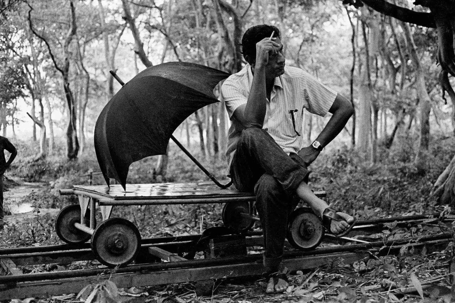 SATYAJIT RAY AT THE SET OF PATHER PANCHALI (1955)
