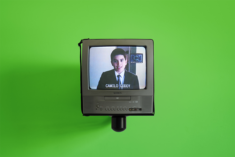 Noticiero, 2002/2017. Video, sound,10 minutes on loop, television set, wall mount, chroma green screen wall, dimensions variable, installation view.