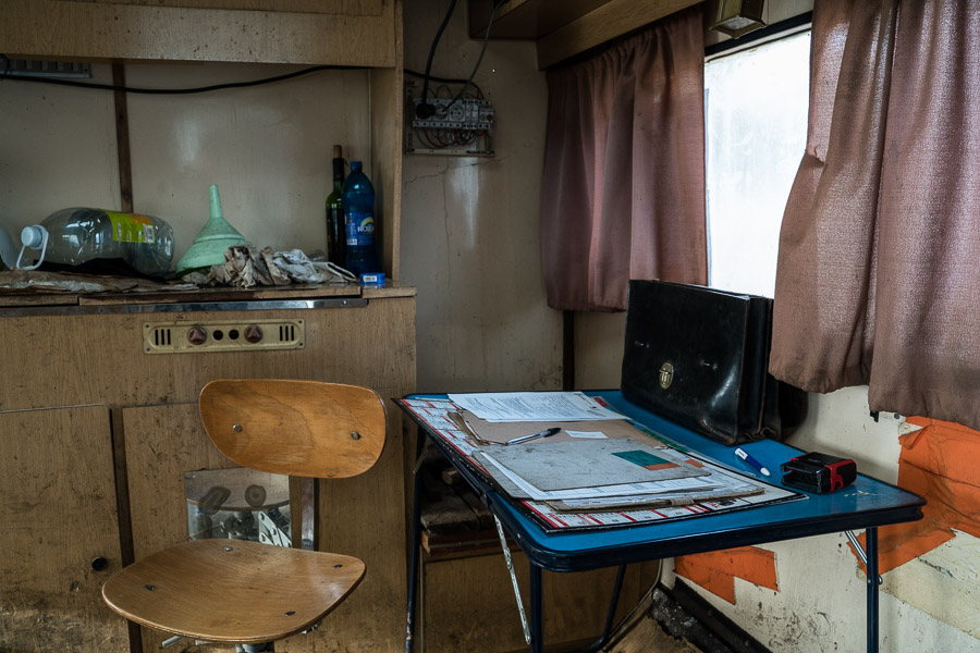 Apr&egrave;s la distillation, il faut finir les formalit&eacute;s douani&egrave;res, noter le nombre de litres produits et claculer les taxes que le bouilleur reversera en fin de saison au centre des imp&ocirc;ts.