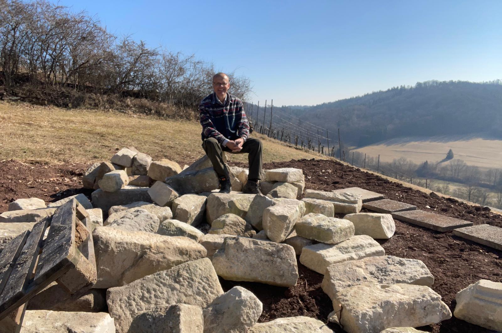 Thomas baut Trockenmauer im Unruhestand Weinberg