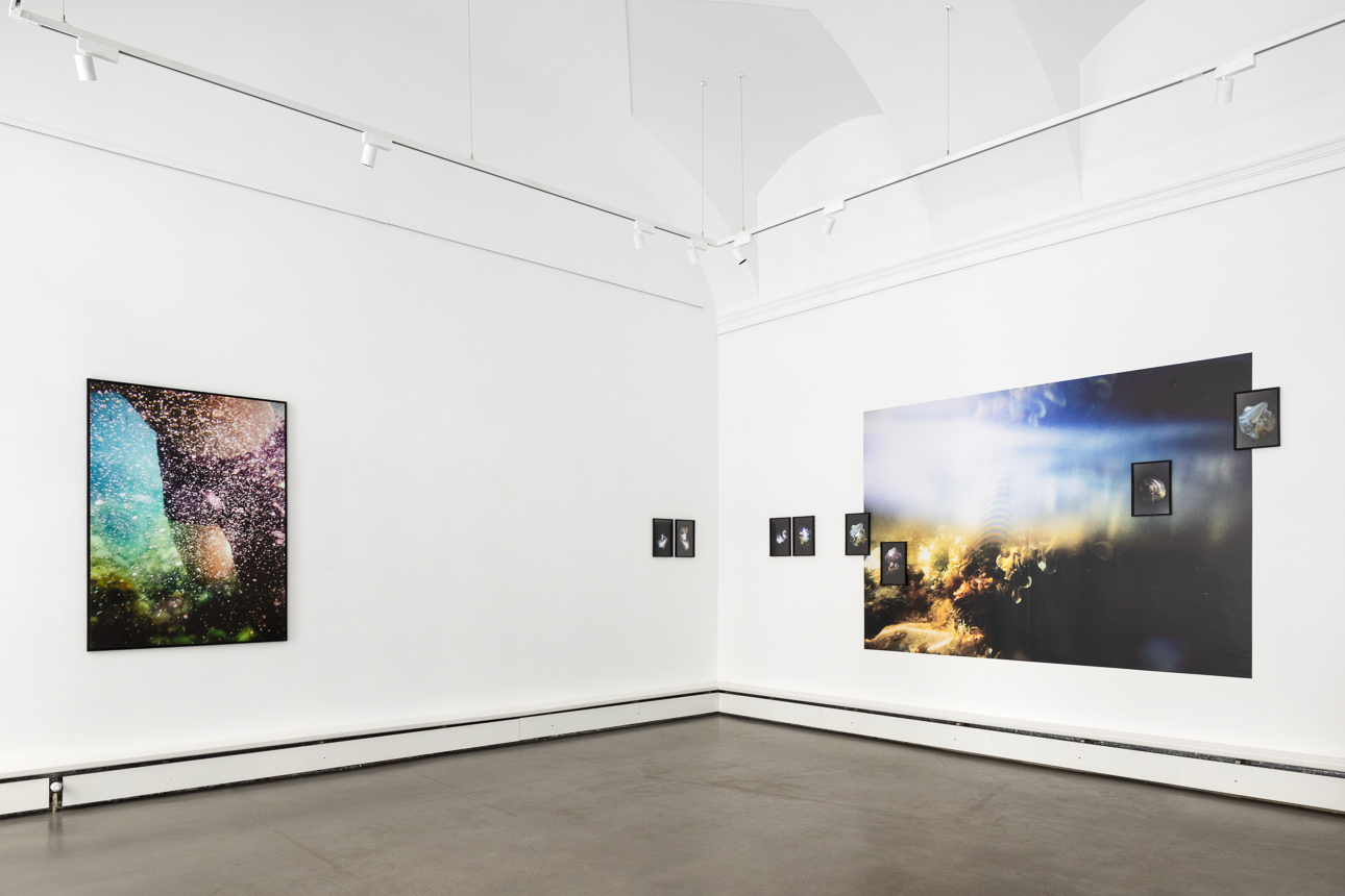Left: Archival Fine Art Print Hahnemühle Photo Rag, mounted on alu dibond, in shadow gap frame, 140x100 cm, Center: Archival Fine Art Print Hahnemühle Photo Rag, framed, each 30x20 cm, Right: Wallpaper (various dimensions) // Exhibition view "Gloom of Mnemosyne (Solo), Bildraum 01 (AT) (c) Eva Kelety, Bildrecht