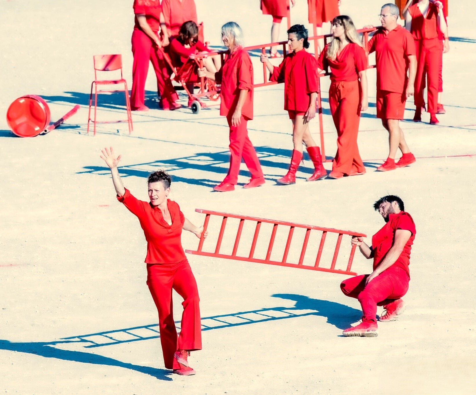 Rad’O2SPECTACLE CHORÉGRAPHIQUE AVEC LES HABITANTSSur les traces de l’Odyssée, Rad’O2 est une invitation au voyage physique et sensible, une traversée d’île en île, d’épreuve en épreuve, pour tenter de mettre en œuvre l’élan essentiel qui nous anime : abolir les frontières de la normalité, développer nos singularités, soutenir et enrichir le monde grâce à un rapport sensible à la nature et à autrui. Une traversée sur 60 mètres cartographie un espace physique en mouvements entre les corps et la scénographie.