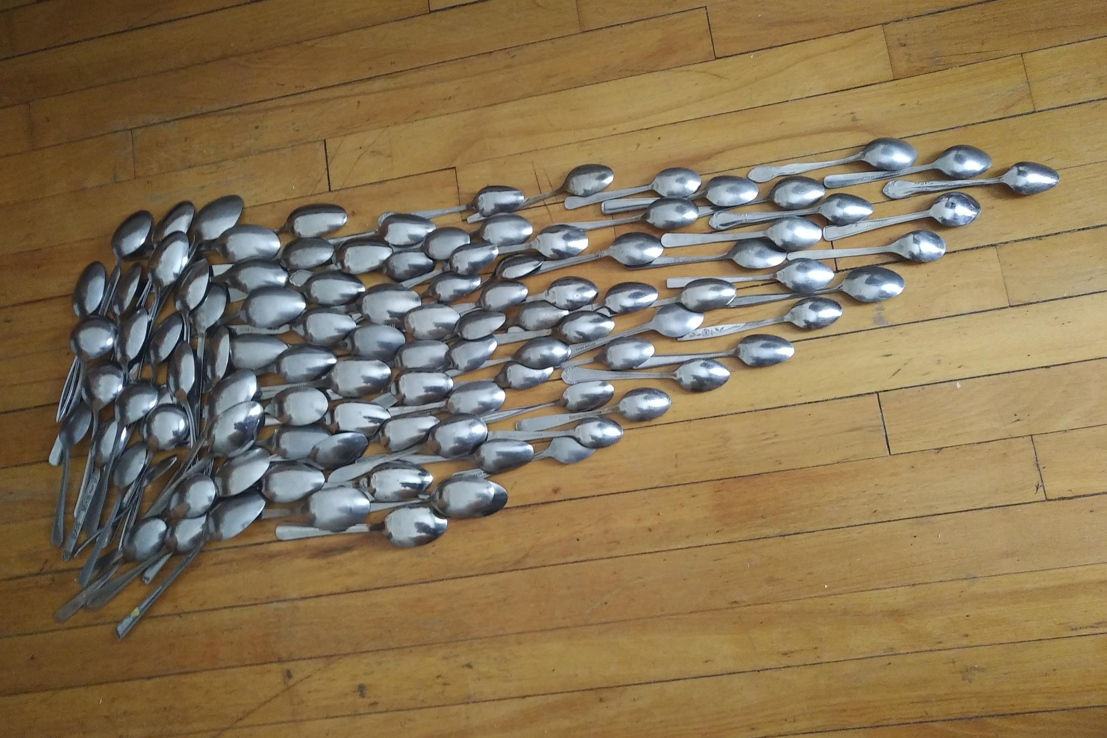 I dreamt of a wing (cuillères de métal/metal spoons)