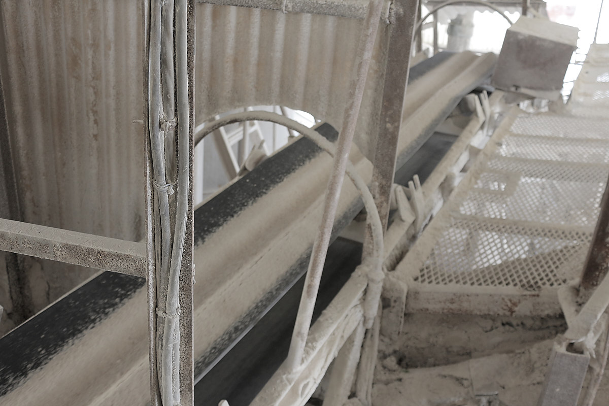 vers la halle de stockage.