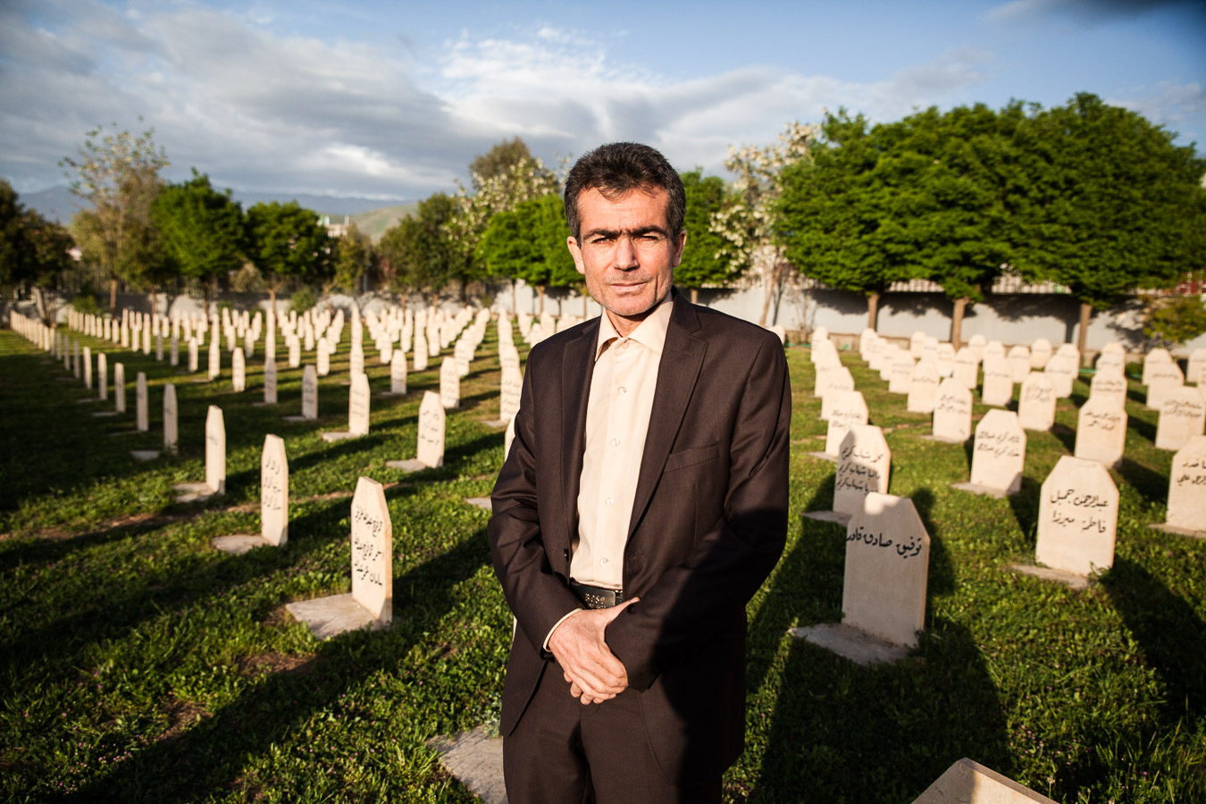 Halabja, irakian kurdistan. Kamal Mohammed est un des survivants de l'attaque chimique de Halabja. Il a de graves s&eacute;quelles aux poumons et perdu un oeil. Aujourd'hui, il se bat avec d'autres victimes pour que soit le massacre d'Halabja soit reconnu au m&ecirc;me titre qu'un g&eacute;nocide,  afin que les quelques survivants puissent obtenir des aides, notamment m&eacute;dicales, et que les coupables soient punis, notamment ceux qui ont permis au r&eacute;gime de Saddam Hussein d'obtenir des armes chimiques. Le 16 mars 1988, la ville de Halabja est bombard&eacute;e par l'aviation irakienne aux ordres de saddam hussein et de son sous fifre Ali "le chimique". Des bombes traditionnelles puis des bombes aux gaz moutarde sont largu&eacute;es sur la ville et ses alentours, rendant toute fuite presqu'impossible. Halabja sera ravag&eacute;e par les bombardements. Il y aura 5000 victimes, principalement des femmes et des enfants, car aucun peshmerga ne s'y trouvait &agrave; ce moment, sans compter les centaines de morts suite aux blessures occasionn&eacute;es par lesgaz. Aujourd'hui, le traumatisme est profond. Les habitants d'Halabja veulent que leur ville devienne un symbole et un avertissement concernant l'utilisation des armes chimiques.