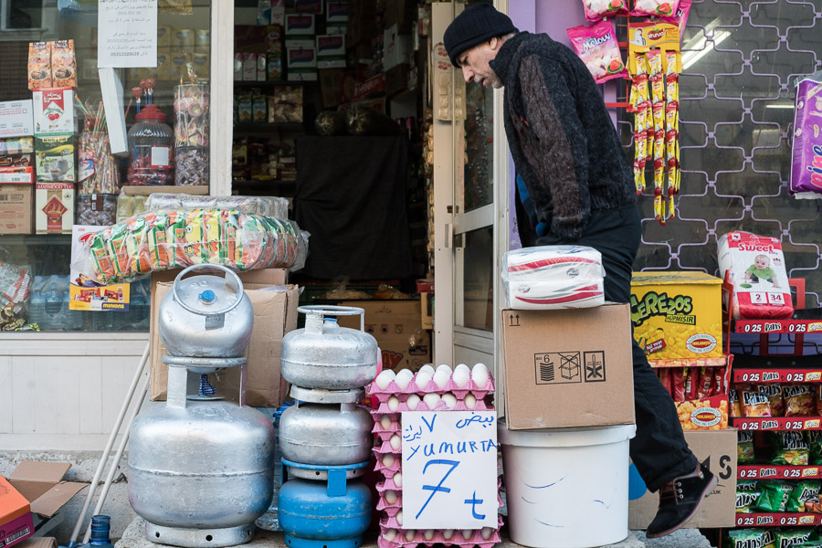 Istanbul, quartier de Bayramtepe. Dans les magasins, les enseignes sont en turc et en arabe.