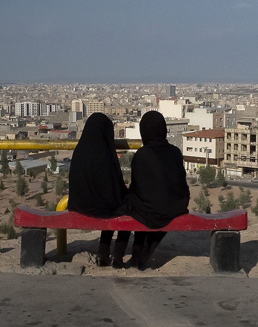 Foto detalle dos mujeres sentadas observan Q&ograve;m Ir&aacute;n
