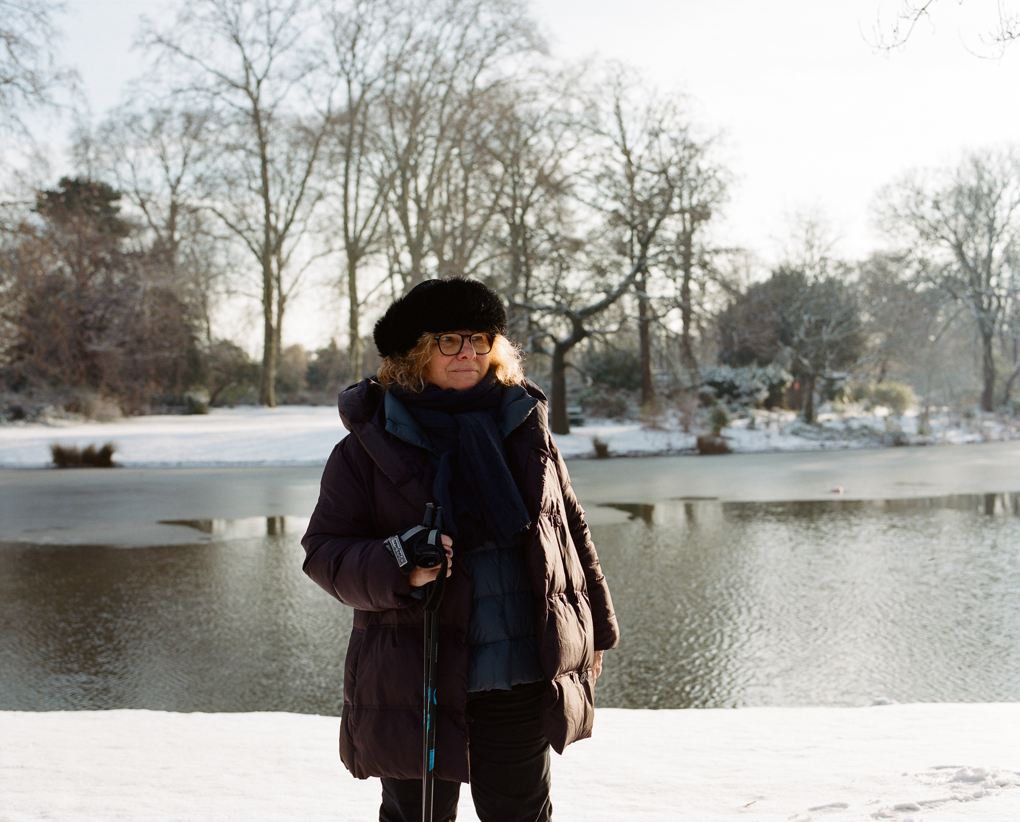 À la tombée de la neige, L. cherche un espace vierge pour faire des premières traces, janvier 2024
