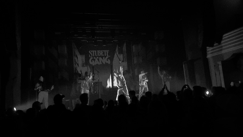 «Um ihn ume so viel Lüüt und alli sind am schreie» aus dem Lied «Richi».