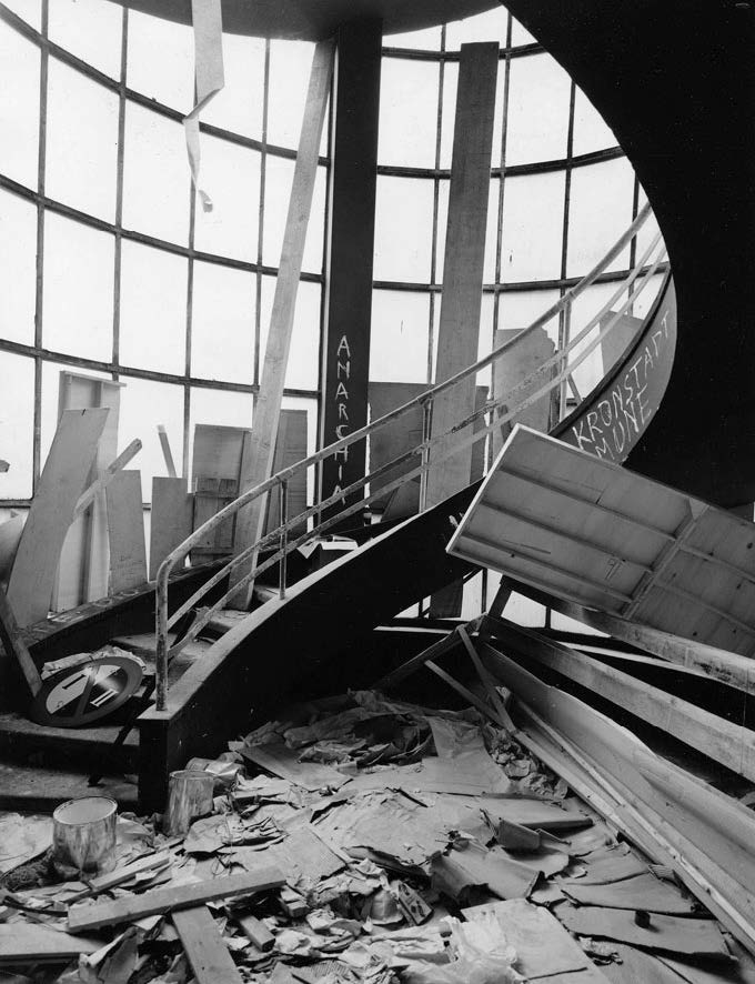 Escalera del Pallazzo Dell&rsquo;arte de Mil&aacute;n despu&eacute;s de la toma de la Trienal. (1968. Publifoto, IT)