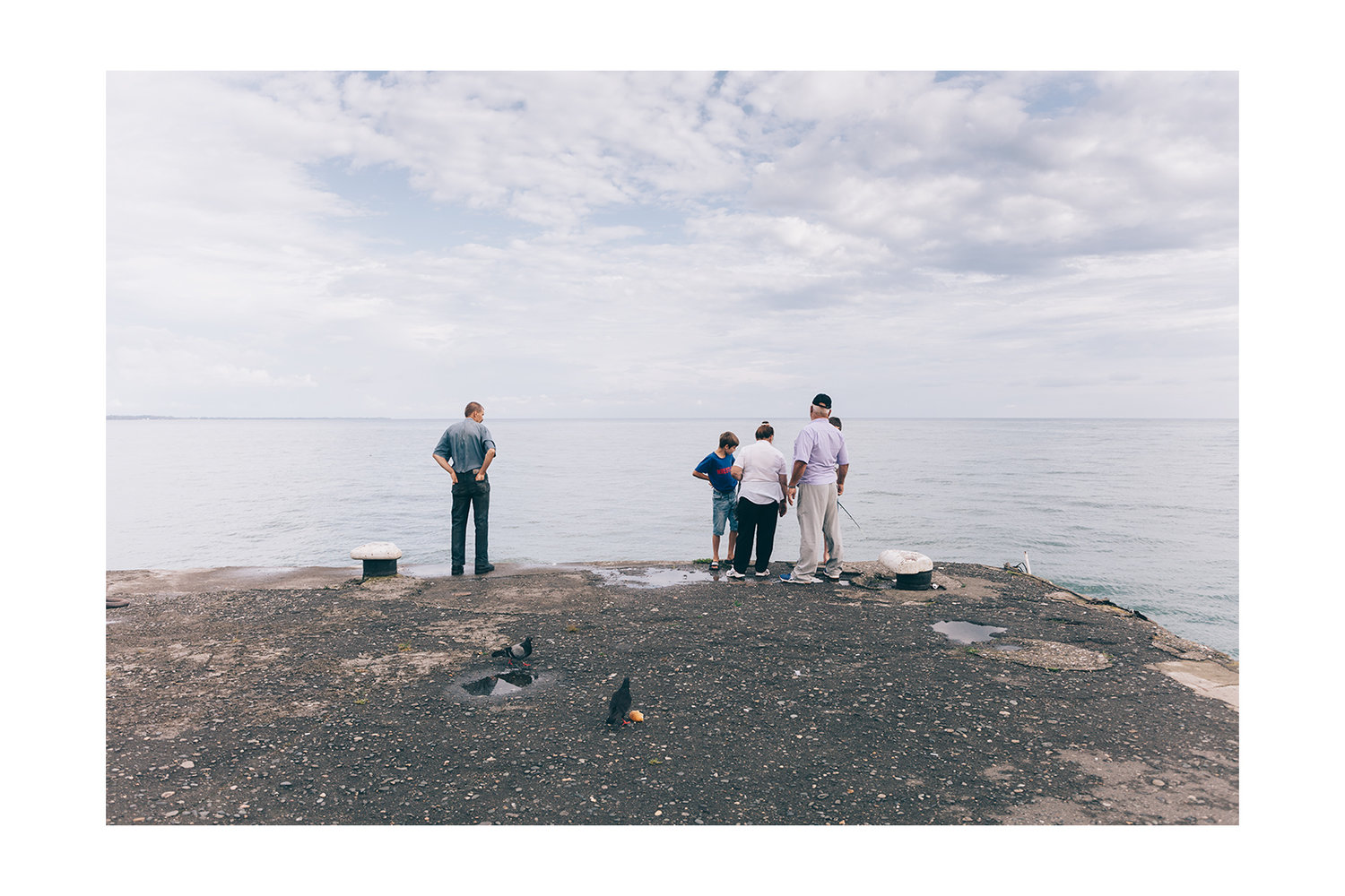 Fotografía viajes Abjasia Sujumi personas en la costa puerto pescando Cáucaso