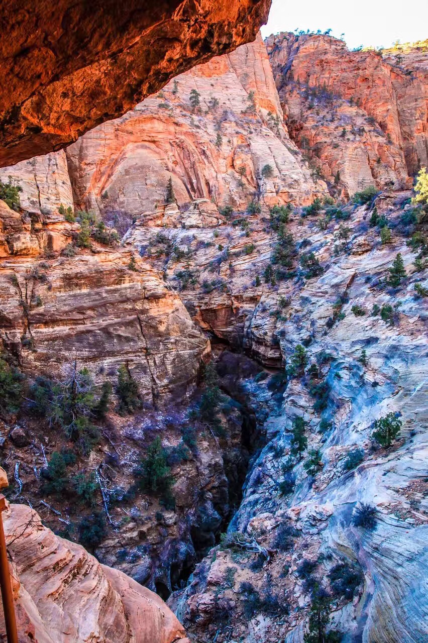 "Peaking out from the cave, I feel the coexistence between desert and glacier, summer and winter, dry and wet, warm and cold. Nevertheless, all the same liveliness."