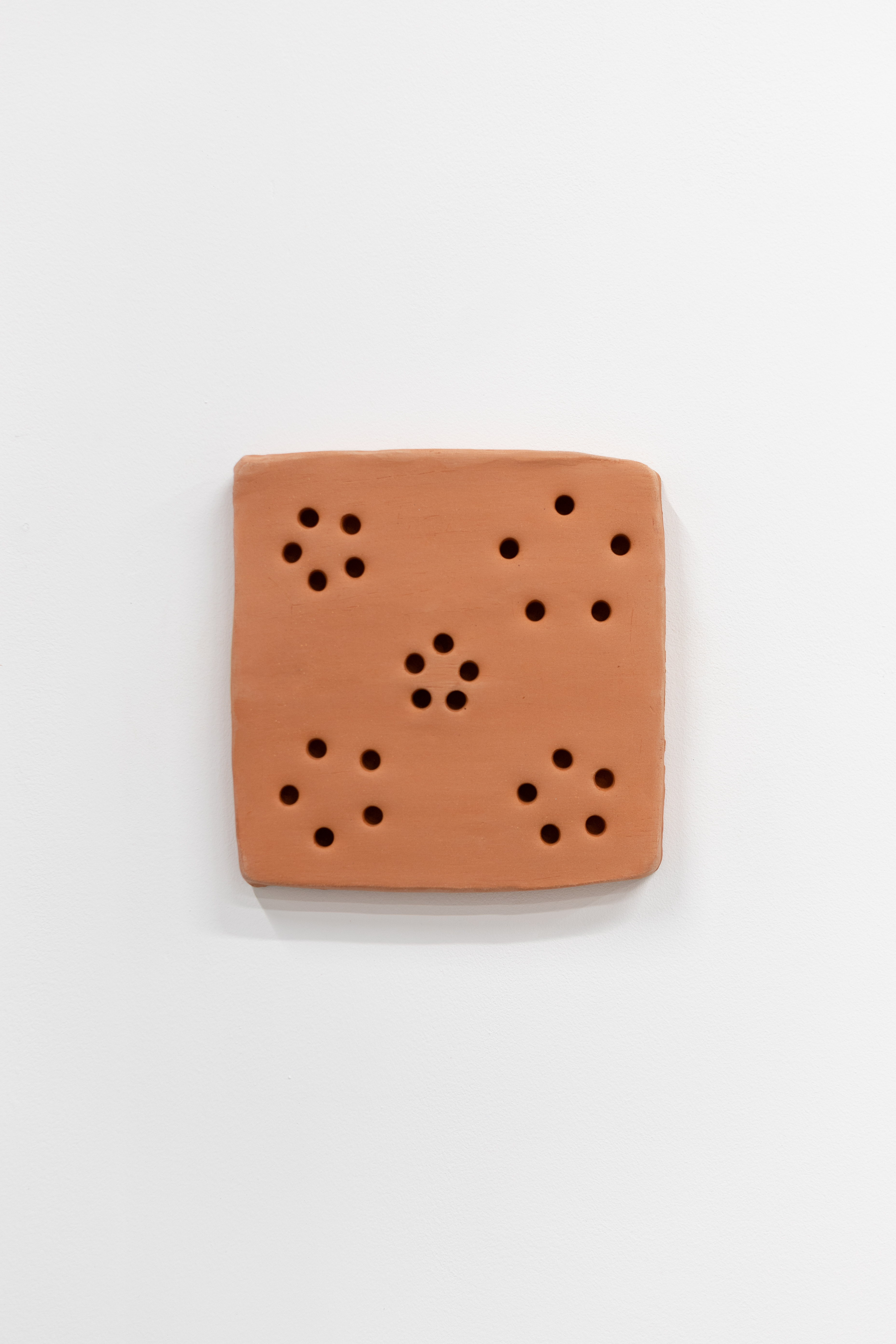 Trou, plaque, ligne 25, terracotta, 22,2 x 21,6 x 2,9 cm, 2025