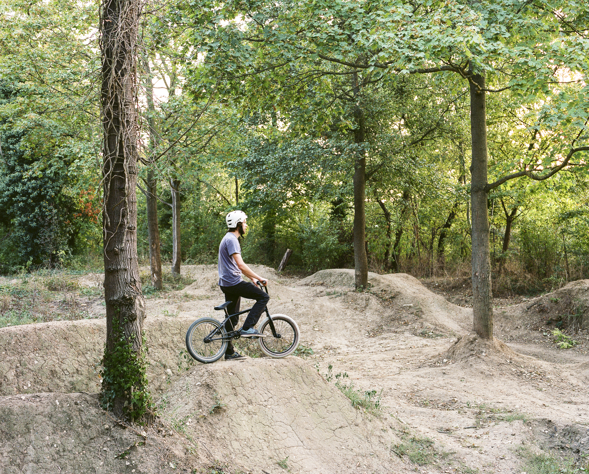 A. rejoint d'autres amateurs de BMX sur ce terrain dédié et excentré 