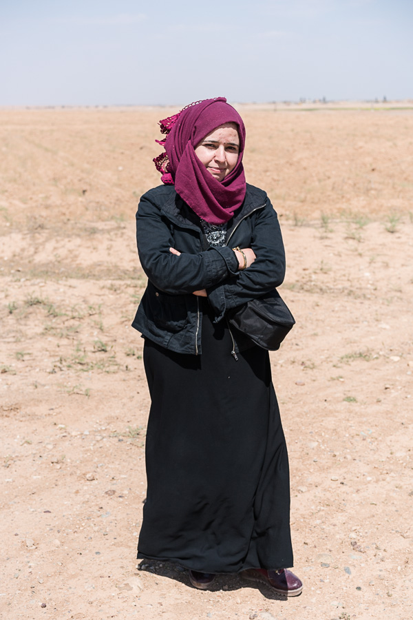Tabqa, Syrie, avril 2018. Mona est journaliste. Elle a commenc&eacute; &agrave; travailler avec l'administration autonome d&egrave;s la lib&eacute;ration de Tabqa. Avant la guerre elle &eacute;tudiait les sciences de l'&eacute;ducation &agrave; Damas, mais n'a pu finir ses &eacute;tudes. "Malgr&eacute; les difficult&eacute; sur mon chemin, et la pression de la soci&eacute;t&eacute; d'ici, des paysans conservateurs, et le peu de moyens dont je dispose, je vais continuer mon travail de journaliste et j'esp&egrave;re avec succ&egrave;s. Aujourd'hui je ne peux plus aller dans les zones contr&ocirc;l&eacute;es par le r&eacute;gime, je suis consid&eacute;r&eacute;e comme opposition". Pour elle, l'oeuvre de destruction de daesh avait d&eacute;j&agrave; &eacute;t&eacute; commenc&eacute;e par le r&eacute;gime au d&eacute;but du soul&egrave;vement syrien.