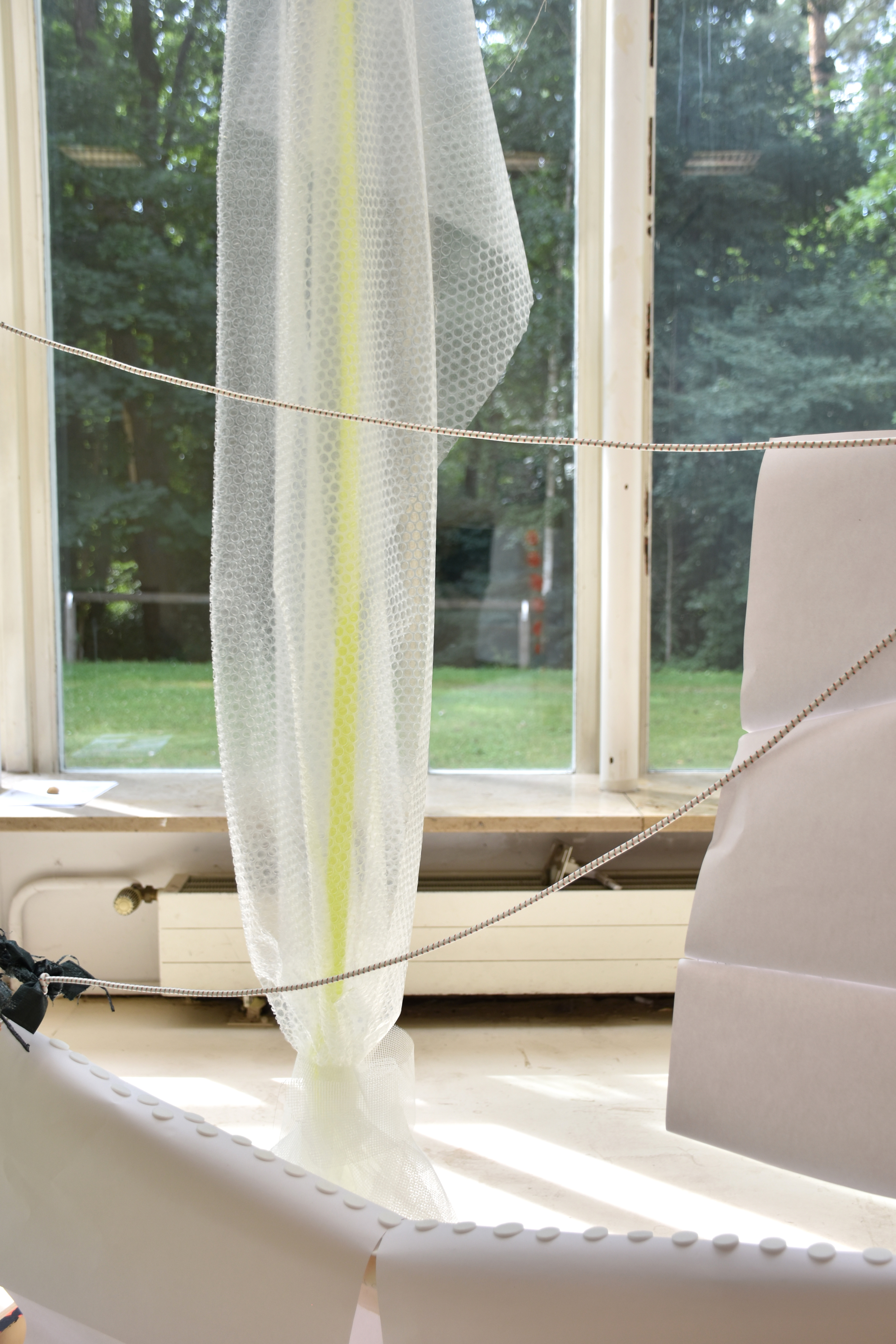 Beep;Boing;Clink;Ding-dong;Swooosh , Holz, Papier, Seil, Wolle, Stoff, Luftpolsterfoile, Abdecknetz, Abdeckplane, Variable Größe, 2023