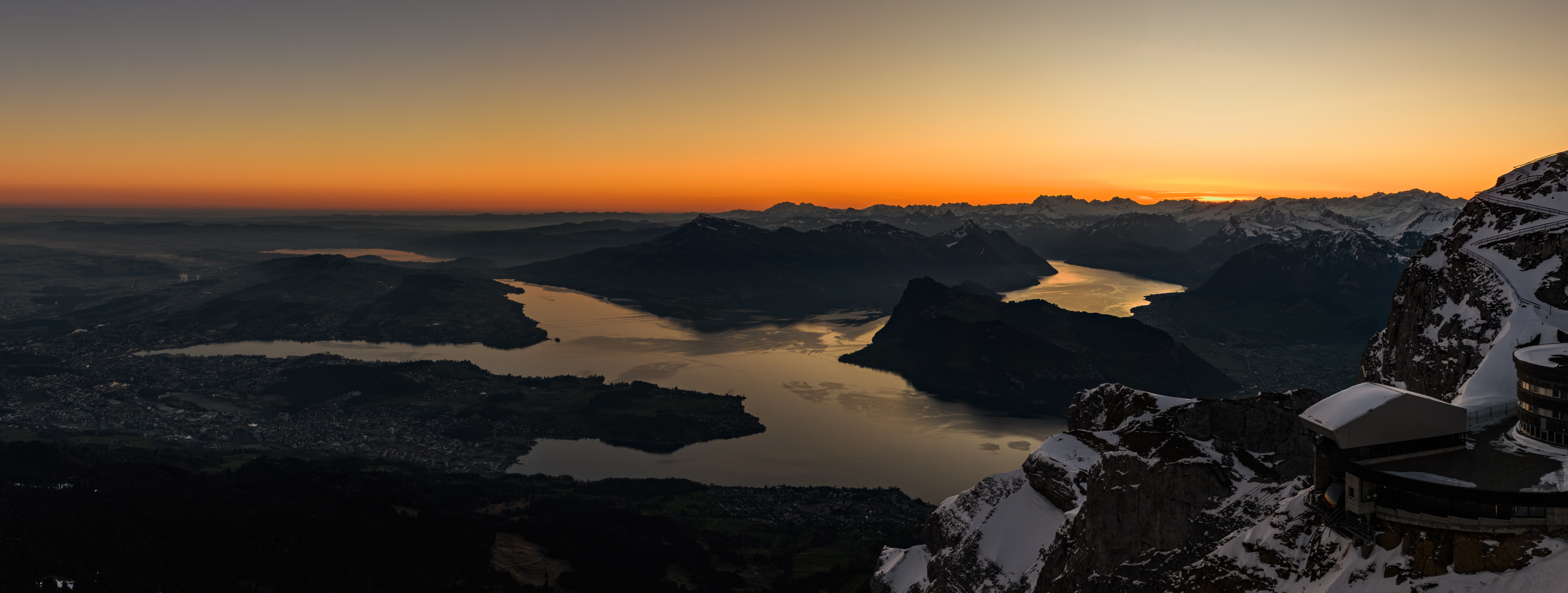 Vue du lac des quatre cantons. Levé de soleil.