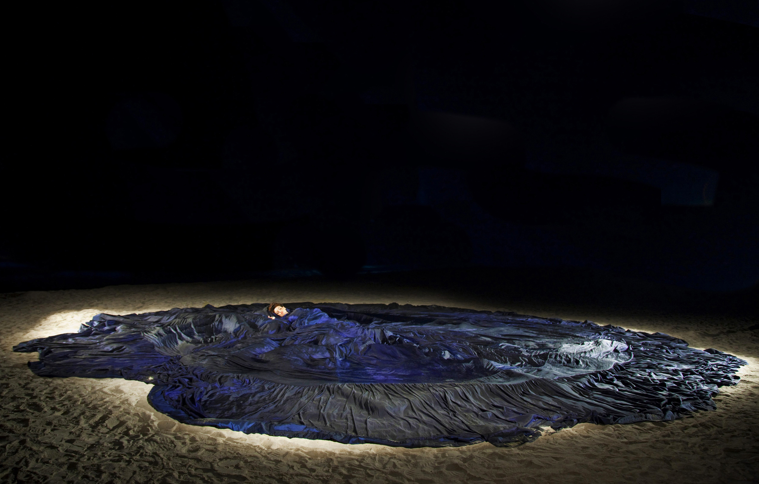 EmelanAt Art DubaiBlue taffeta, buttons and loops, covered buttons, thread and 20 duvets16m x 16m2008