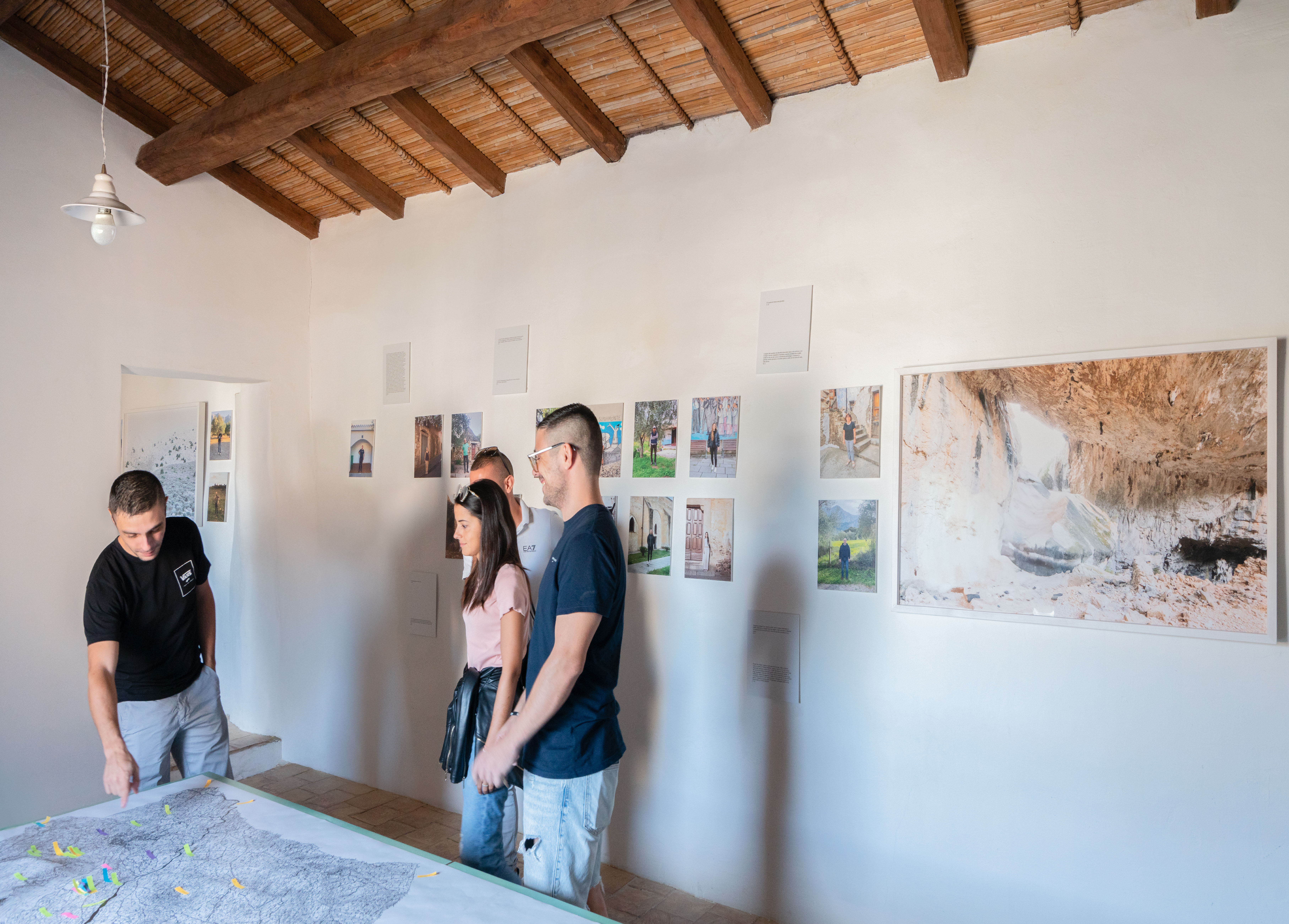 I cittadini coinvolti sono invitati a rintracciare su mappe urbane e territoriali i luoghi ritratti: un gesto che diventa atto di consapevolezza e strumento per riconoscere i valori identitari del proprio territorio, credere nel suo potenziale e prendersene cura. Ne emerge un paesaggio antropologico corale e variegato dove il vissuto individuale e familiare si intreccia nel comune portato storico e sociale restituendo efficacemente l'indissolubile rapporto fra casa e terra, fra paesaggio urbano, rurale e naturale, alle memorie e testimonianze della popolazione.