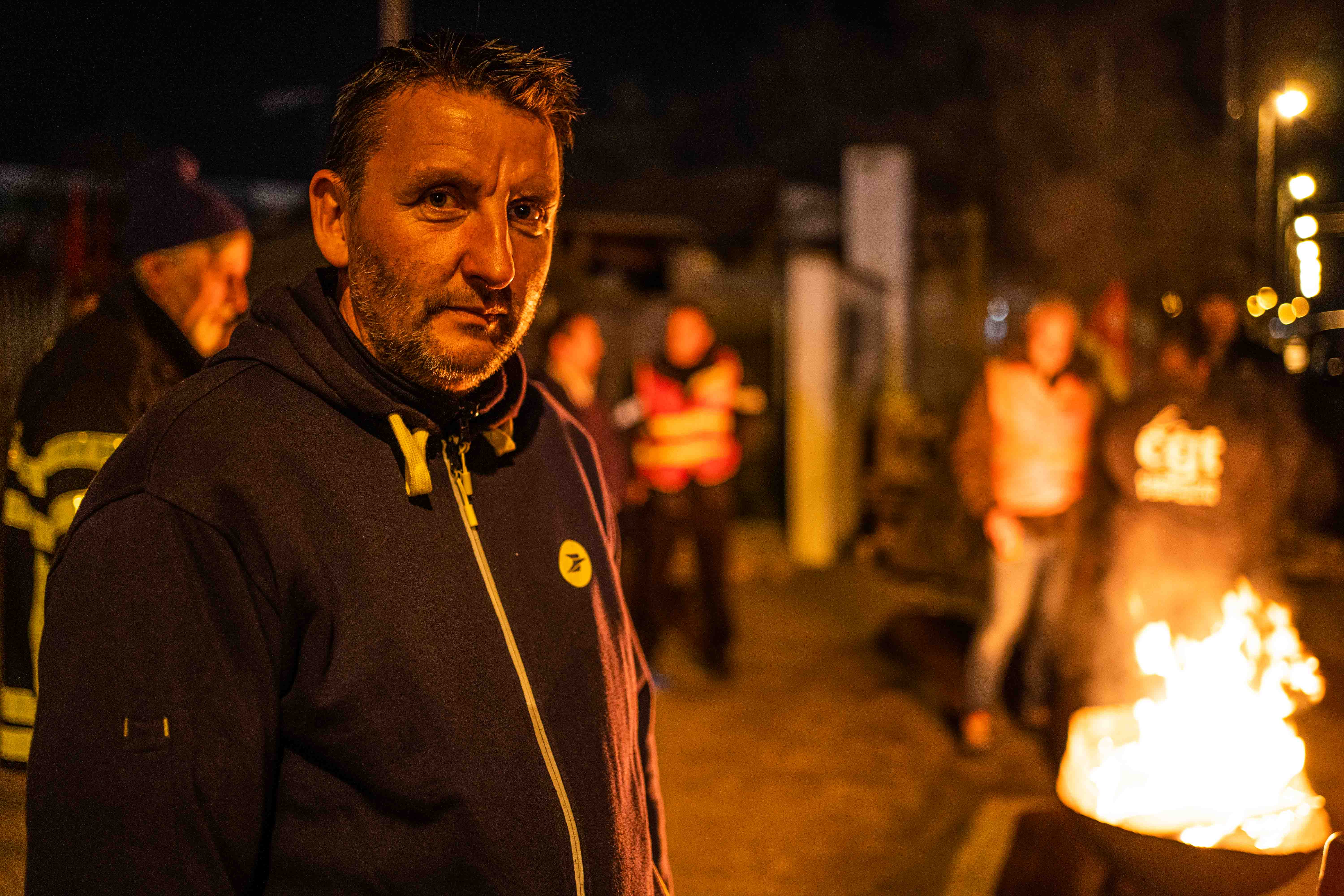 Ils ont l&rsquo;air d&rsquo;amis qui se retrouvent autour d&rsquo;un feu, ils blaguent et se chamaillent &laquo;&nbsp;C&rsquo;est l&rsquo;humour des postiers&nbsp;&raquo; me pr&eacute;vient-on. Mais, en cette premi&egrave;re matin&eacute;e de blocage, une certaine tension se ressent. Personne ne sait, pour l&rsquo;instant, comment se dessinera cette action. Laurent est syndiqu&eacute; &agrave; la CGT, il est l&rsquo;une des 6 personnes qui sera assign&eacute;e en justice par la Poste au cours des semaines de blocage. 