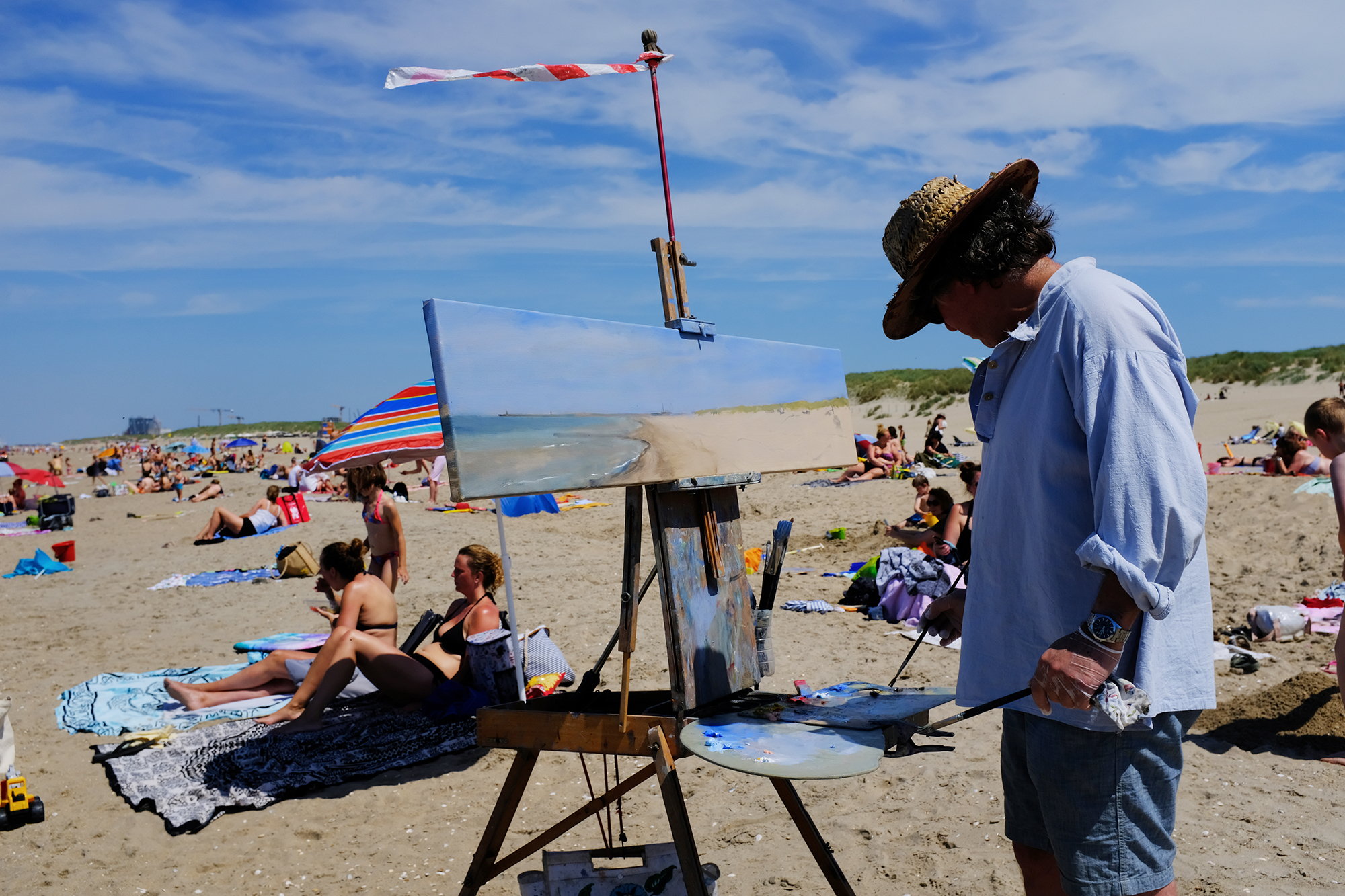 Philippe Sarfati-Getting-better-photography-photographer-street-documentary-scheveningen-den-haag-the-hague-beach-summer-man-painting-empty-painting-landscape