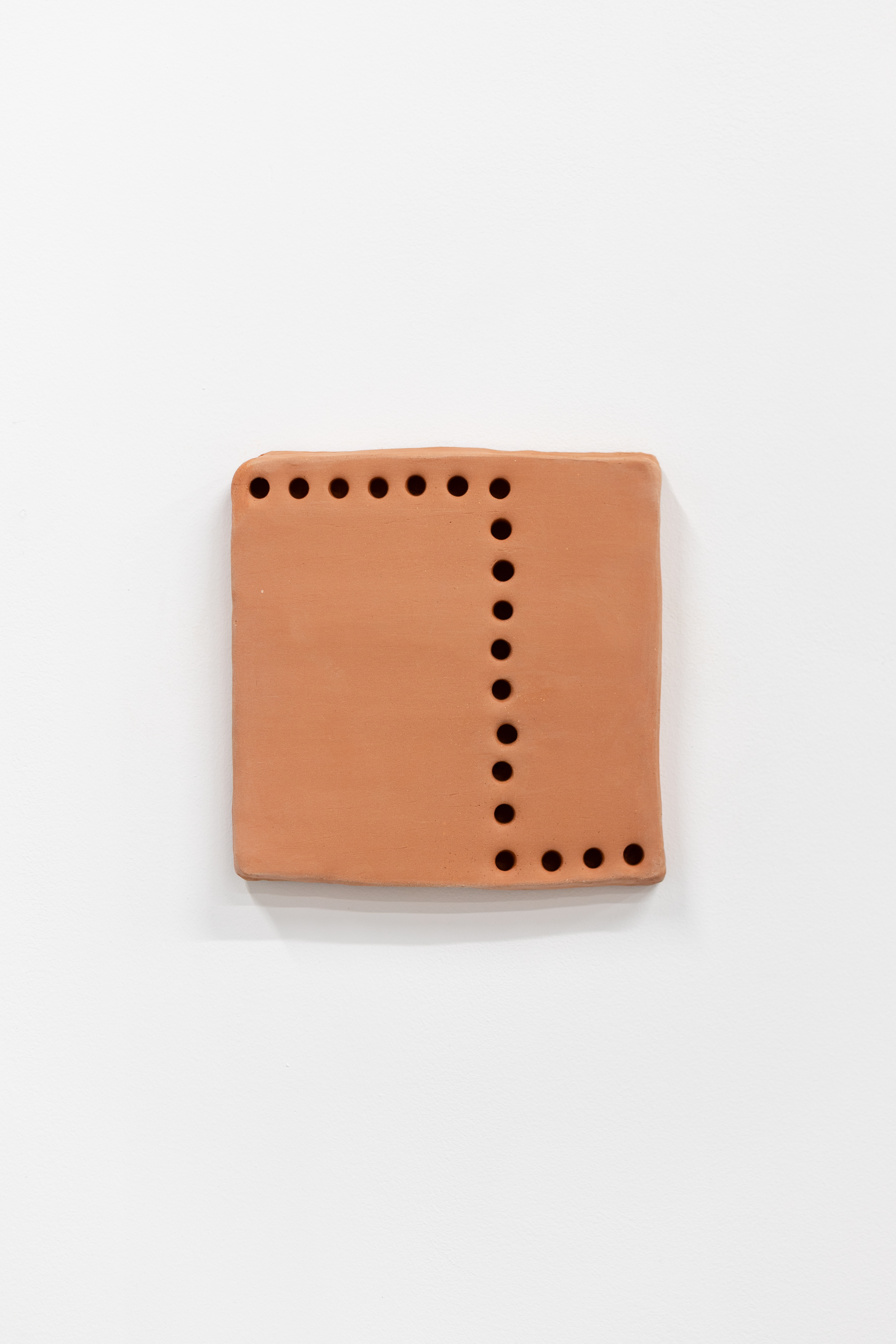Trou, plaque, ligne 19, terracotta, 21,9 x 21,5 x 2,8 cm, 2025