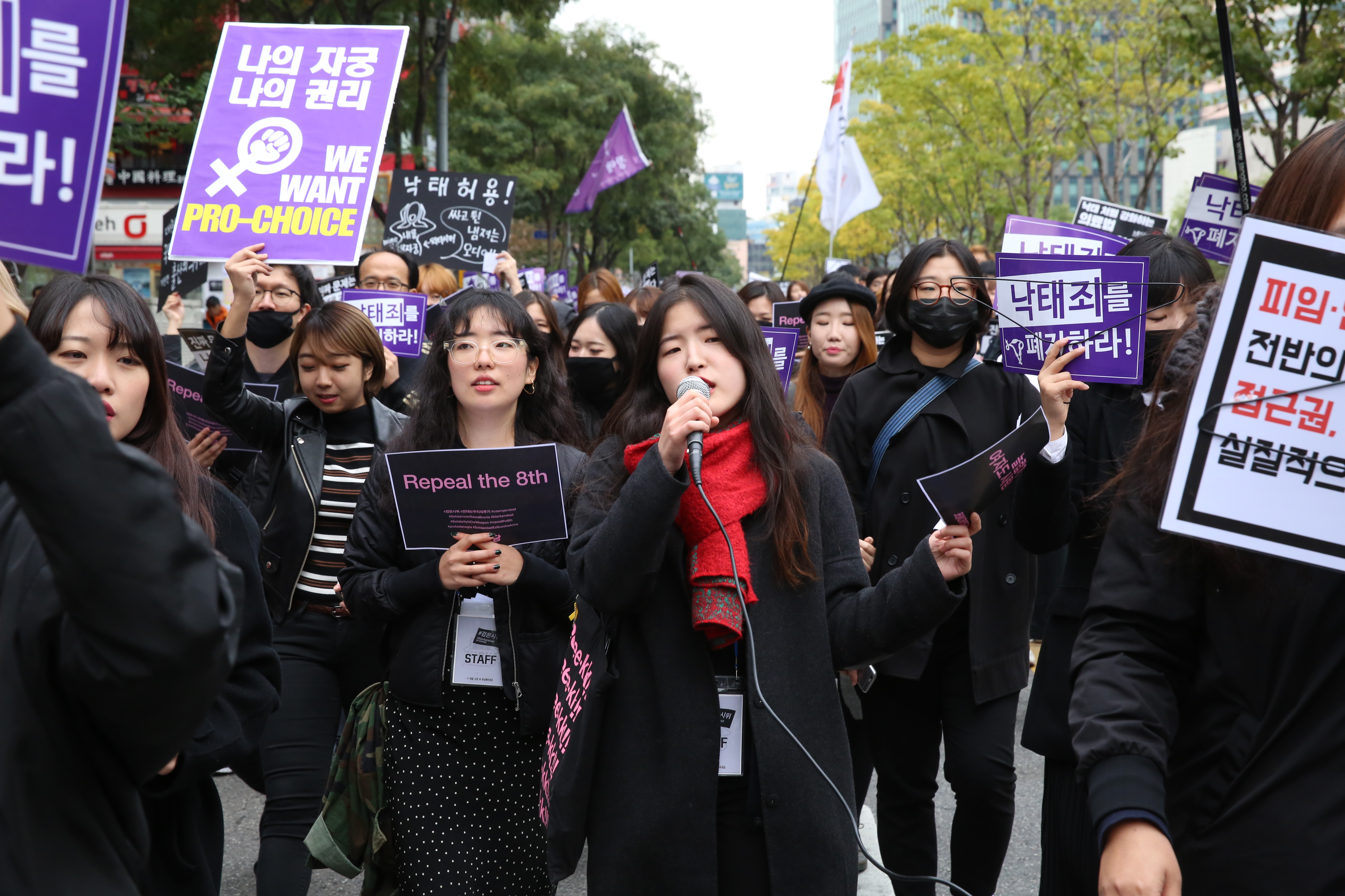 2016년 제 2회 검은시위에서 페미당당이 구호를 외치며 행진하고 있다.