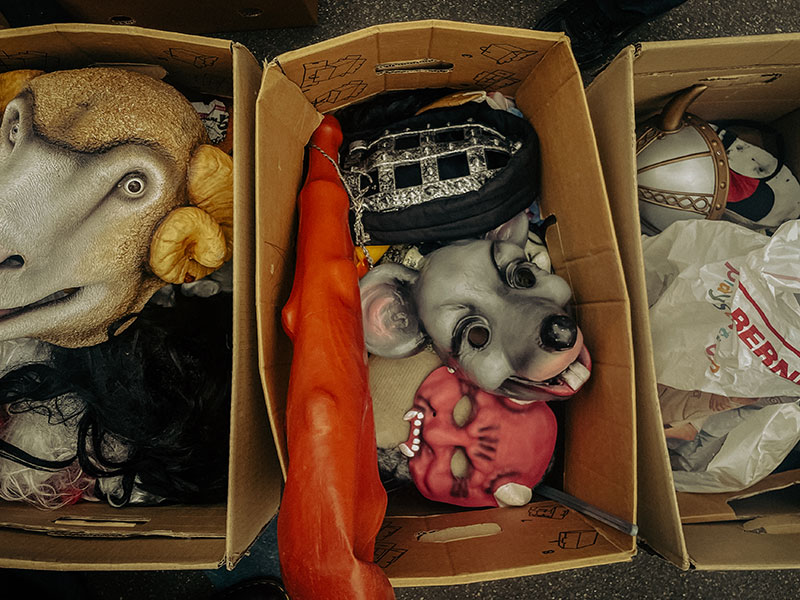 Masken werden in Kartonkisten sortiert, getrennt von der &uuml;brigen Kleidung.