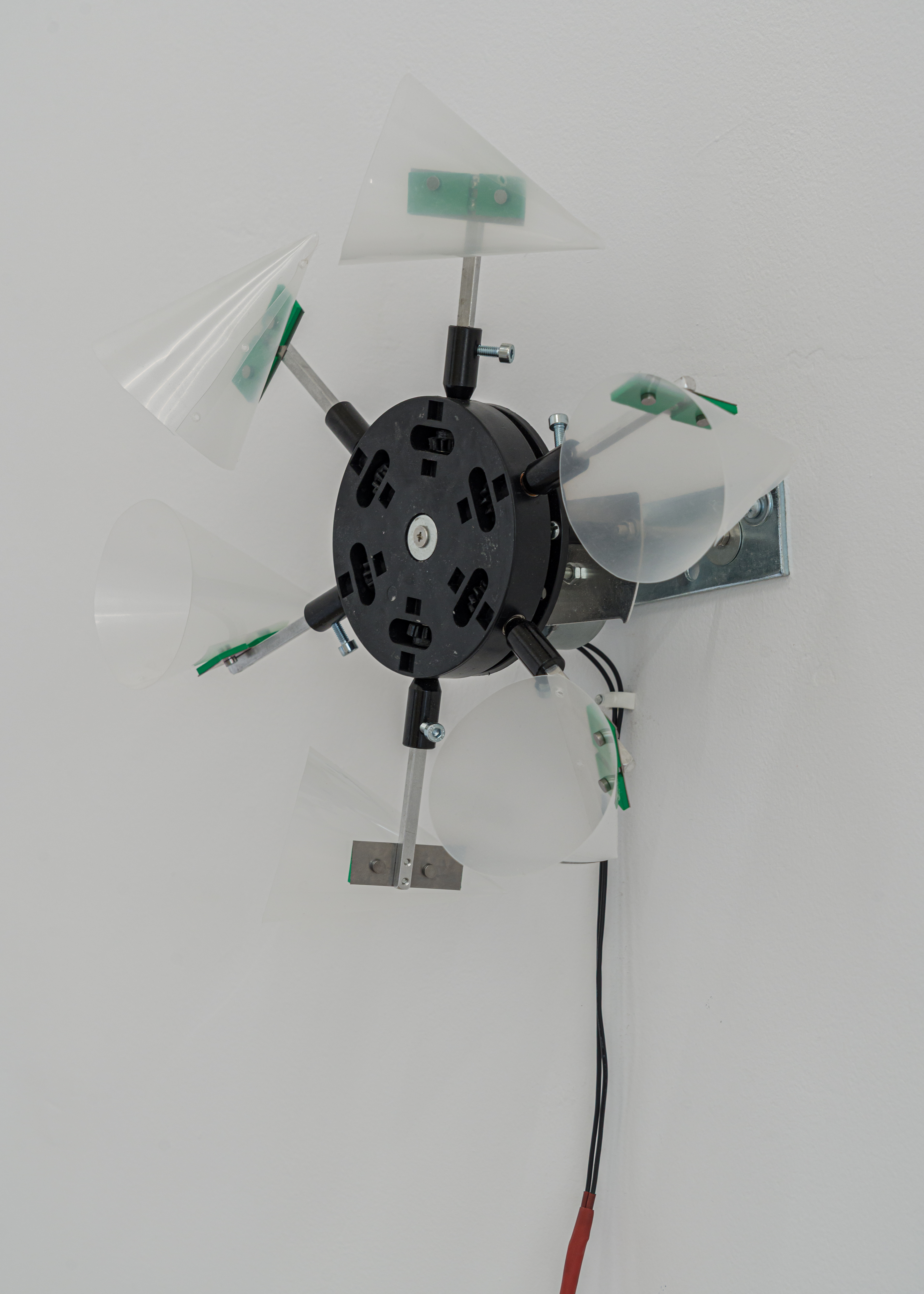 Relator (Rotor #2), 2025Polypropylene, acrylic paint, electric motor, steel, aluminum and plastic components, wiring, magnets.31 × 31 × 16,5 cm.Installation view at Por, Digestivo, Madrid, 2025Photo: Alejandro Cayetano