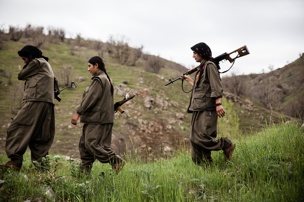 Qandil, kurdistan Les guerilleros se d&eacute;placent principalement &agrave; pied, la marche dans la montagne constitue une activit&eacute; quotidienne pour eux. a tout moment, ils doivent &ecirc;tre pr&ecirc;t &agrave; parcourir plusieurs dizaines de km avec leur &eacute;quipement sur le dos, sur des pentes raides.