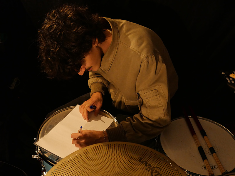 Seine Lieder schreibt er selbst. Meist Liebes- oder Antiliebeslieder. 