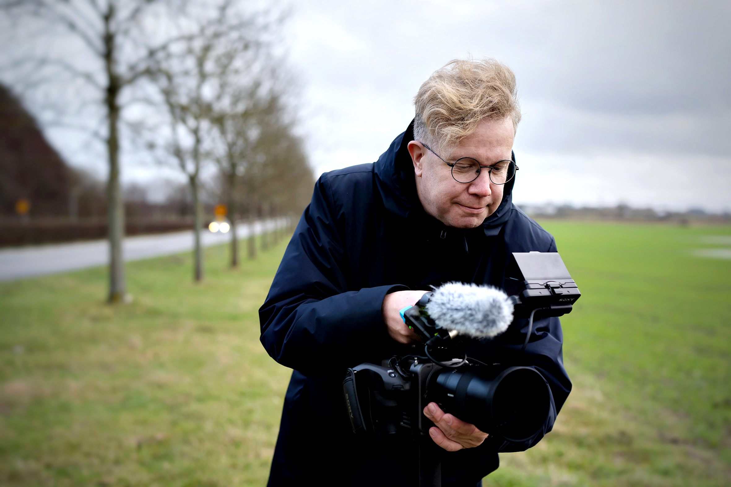 Lars Dareberg DOP / Grundare +46 706 58&nbsp;72&nbsp;93lars@alsterfilm.se  Lars brinner för bildberättandet. Efter över trettio år som fotograf och bildchef inom svensk dagspress, med flera priser i bagaget, har berättandet i rörlig bild fått ta allt mer utrymme, även om stillbildsfoto fortfarande ligger honom varmt om hjärtat. Förutom att arbeta för redaktionella och kommersiella kunder, såväl inom Sverige som utomlands är Lars en flitigt anlitad föredragshållare inom bildjournalistik, film och berättande i bild.